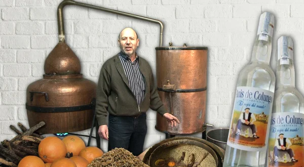 Anís artesanal destilado en alambique de cobre tradicional. Bebida casera con ingredientes naturales