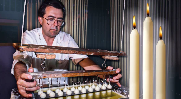 Velas y cirios artesanales. Técnica tradicional de inmersión en cera líquida