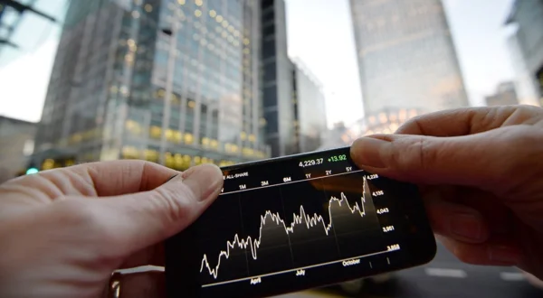 Bloomberg Tech: Decoding the Future