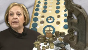 Máquina centenaria para forrar botones de forma tradicional. Uso manual de los moldes, telas y aros