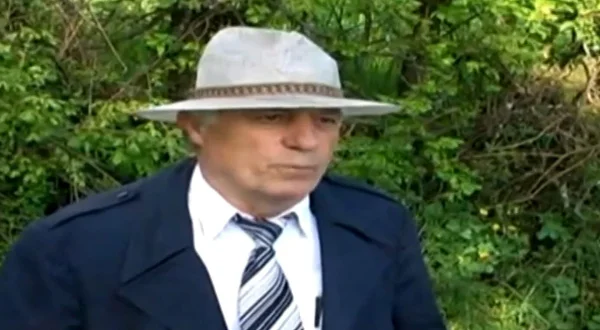 Mujo gleda lijepu Nizamu