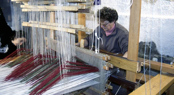 Telar artesanal de tiro o de lazo. Técnica tradicional para elaborar prendas y tejidos