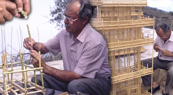 Jaulas para pájaros elaboradas artesanalmente con cañas silvestres