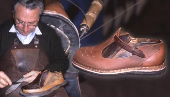 Sandalias de cuero elaboradas a mano con herramientas de antaño. El cuidadoso oficio del zapatero