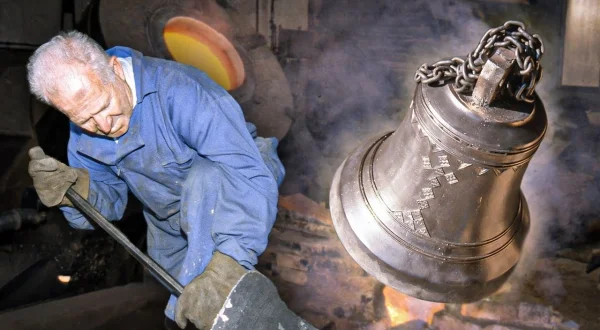 Fundición de campanas con moldes de barro a más de 1000 grados. Así es su elaboración artesanal