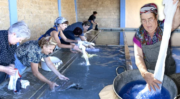 Colada en un lavadero tradicional con jabón casero, azulete y ceniza para blanquear la ropa