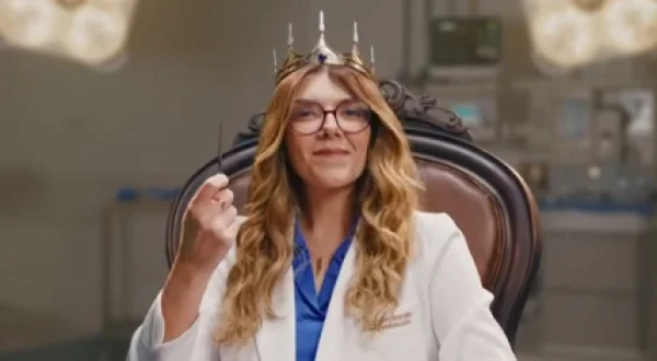 Carol Brandão: la reina del bisturí