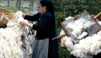 100 panes caseros sin aditivos y sin prisas para el pueblo. Elaboración en un horno de leña