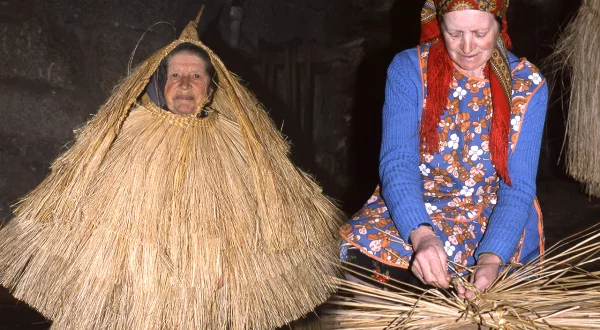 Coroza, carapucho y polainas: Protección tradicional de la lluvia en el campo