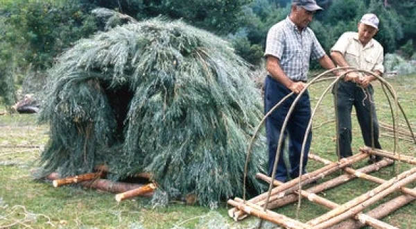 Cabaña portátil de los pastores en la naturaleza: el chozuelo. Construcción artesanal