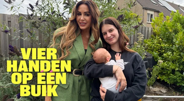 Vier Handen Op Eén Buik