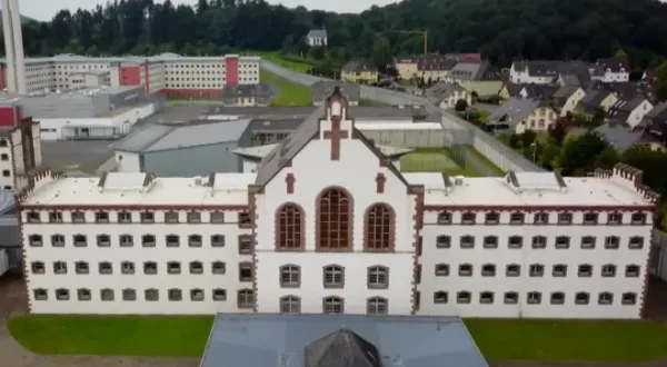 Hinter Schloss und Riegel
