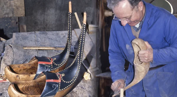 Zuecos de punta larga o sabots artesanos con madera. Así era el oficio del sabotier