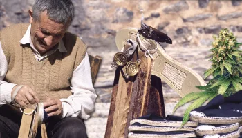 Alpargatas de cáñamo. Confección artesanal de este calzado con fibras naturales y técnicas de antaño