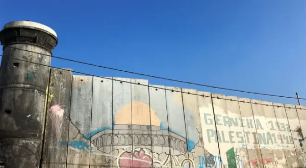 Derrière les murs