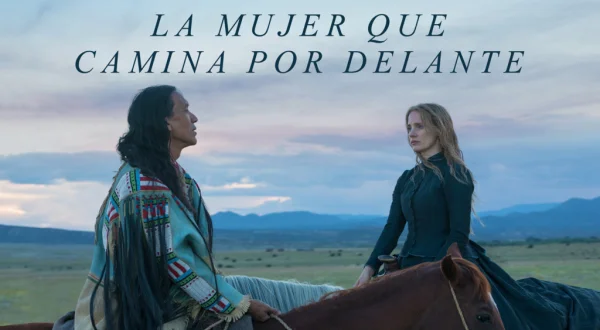 La mujer que camina delante