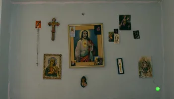 De tanto rezarle al santo