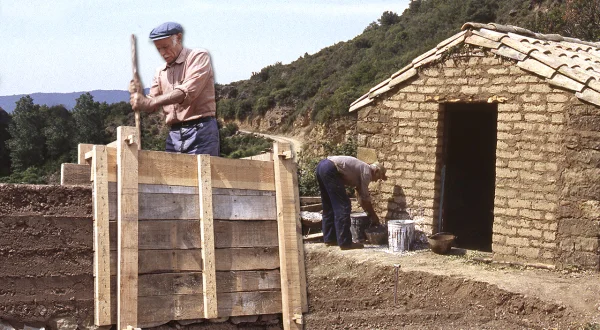 Caseta artesanal con la técnica del tapial (muros de tierra compactada), adobes, madera y arbustos