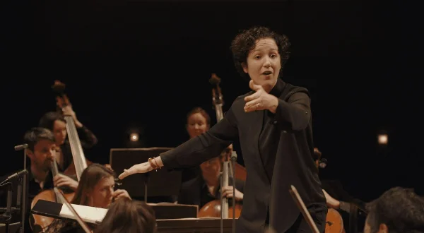 Beatriz Fernández Aucejo Directs the Paris Mozart Orchestra