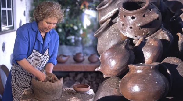 Alfarería y cerámica primitiva. Técnica alfarera tradicional de las loceras en Canarias