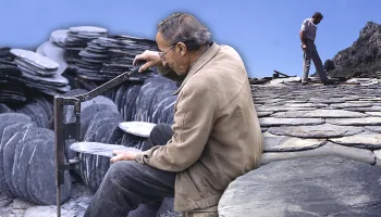 Losas de pizarra artesanales para su montaje en los tejados de zonas montañosas