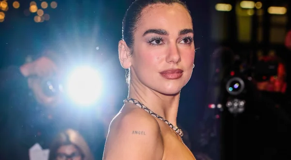 Dua Lipa – Unstoppable
