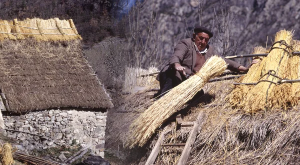 Tejado de paja de centeno en el Pirineo. Construcción tradicional paso a paso