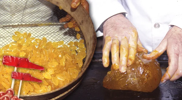 Caramelos artesanos. Elaboración tradicional con azúcar de estos dulces de la infancia