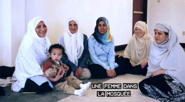 Une femme dans la mosquée