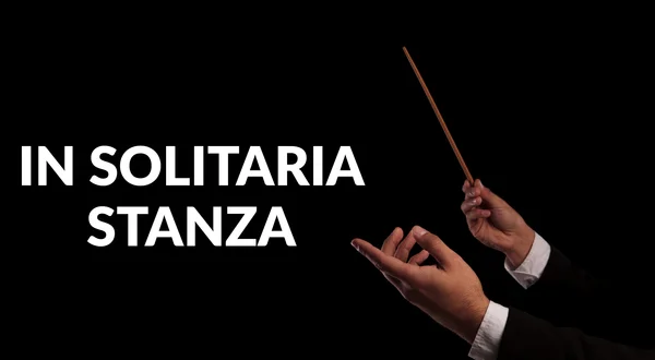 In solitaria stanza