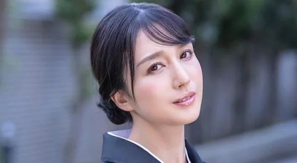 ★［古川いおり］最愛の夫を亡くした美しい幸薄未亡人は男たちを狂わし精子を搾り取る