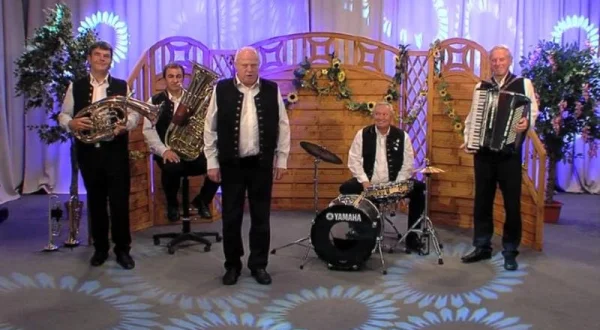 VSTÁVÁME S DECHOVKOU - Krásný de Vám přeje TV Šlágr