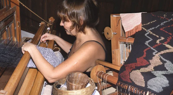 Bufanda artesanal en un telar tradicional. Preparación de hilos y su confección con lana y fibras