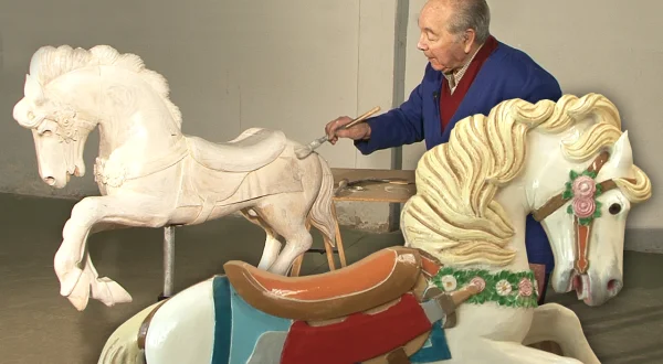 Caballitos artesanales de madera para ferias y tiovivos. Así es su fabricación paso a paso