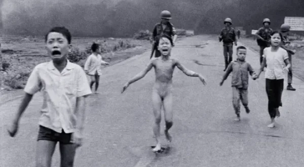 La petite fille au napalm, histoire d'une photographie