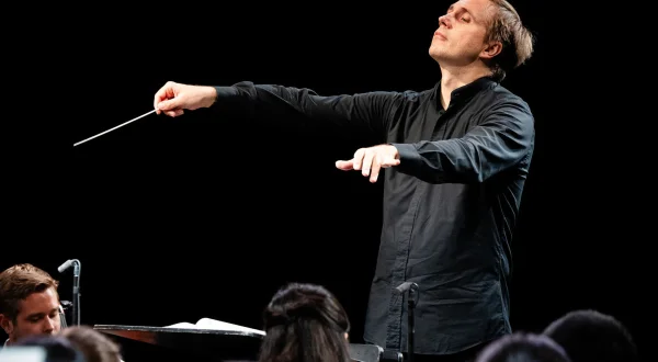 O Vasily Petrenko Διευθύνει