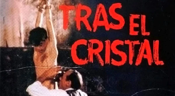 Tras el cristal