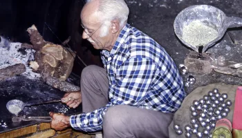 Balas y cartuchos artesanales para la caza. Fabricación con plomo de cañerías en 1995