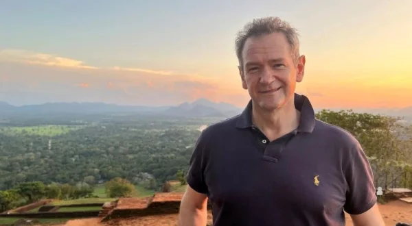 Alexander Armstrong v Indii