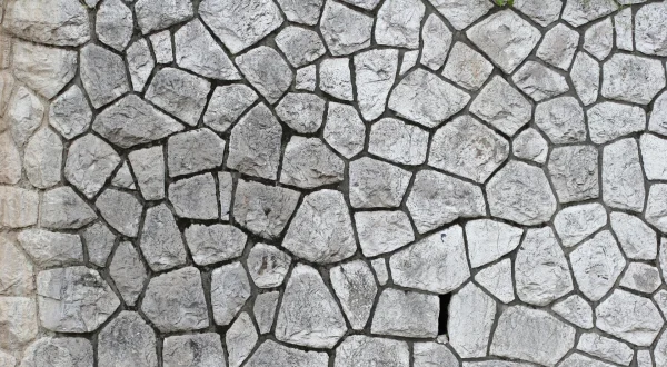 Përtej mureve të gurta