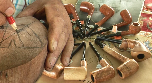 Pipas de fumar artesanales a partir de un bloque compacto de madera