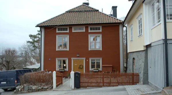 Det sit i veggane