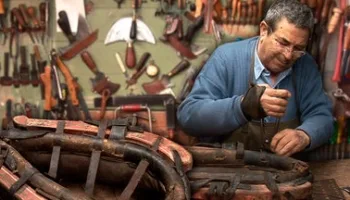 El guarnicionero y su oficio (a sus 80 años) de arreglar collares y aparejos para las caballerías