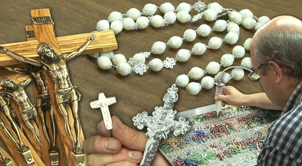 Rosarios, cruces y otras piezas religiosas elaboradas en un taller con 60 años de experiencia