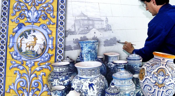 Cerámica y azulejos pintados a mano. Elaboración artesanal de varias piezas decorativas
