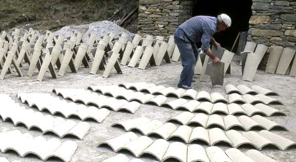 Tejas elaboradas a mano por veteranos tejeros y su cocción en un horno tradicional