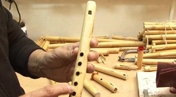 Instrumentos musicales elaborados con cañas silvestres. Artesanía tradicional para su uso musical