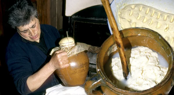 Mantequilla artesanal en una mantequera de barro. Así era su elaboración en el Pirineo