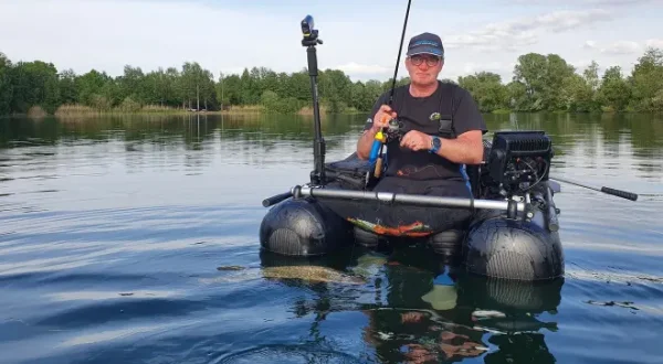 Belly-Boat Angeln am See Teil 2 - Mit Köderfisch auf Hecht