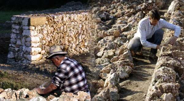 Paredes artesanales con “piedra seca”. Construcción tradicional de estas barracas paso a paso